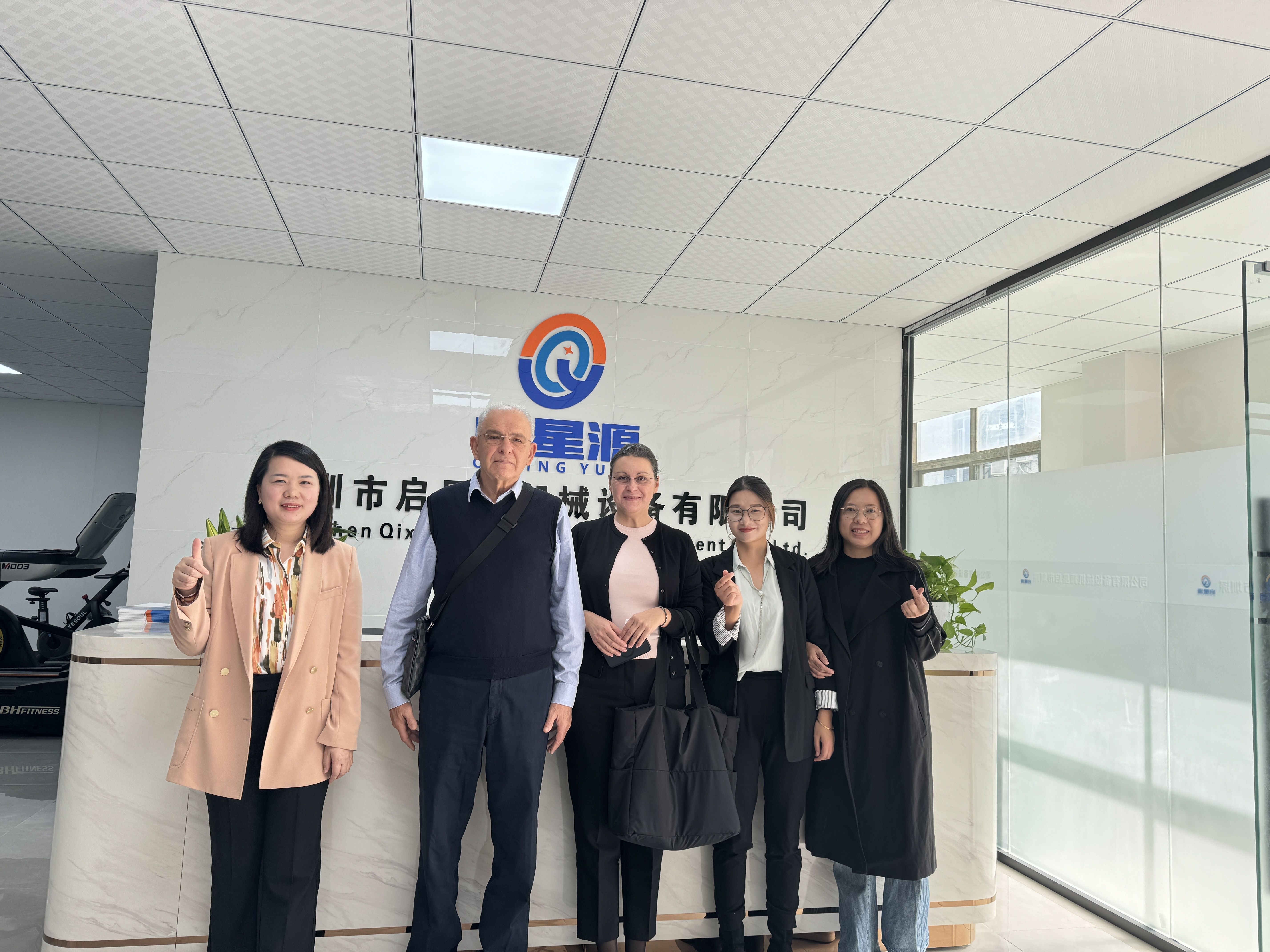Toplo dobrodošlo, da bi Mr.Savo in Mrs.irena obiskala Shenzhen Qixingyuan Machinery Equipment Co., Ltd.